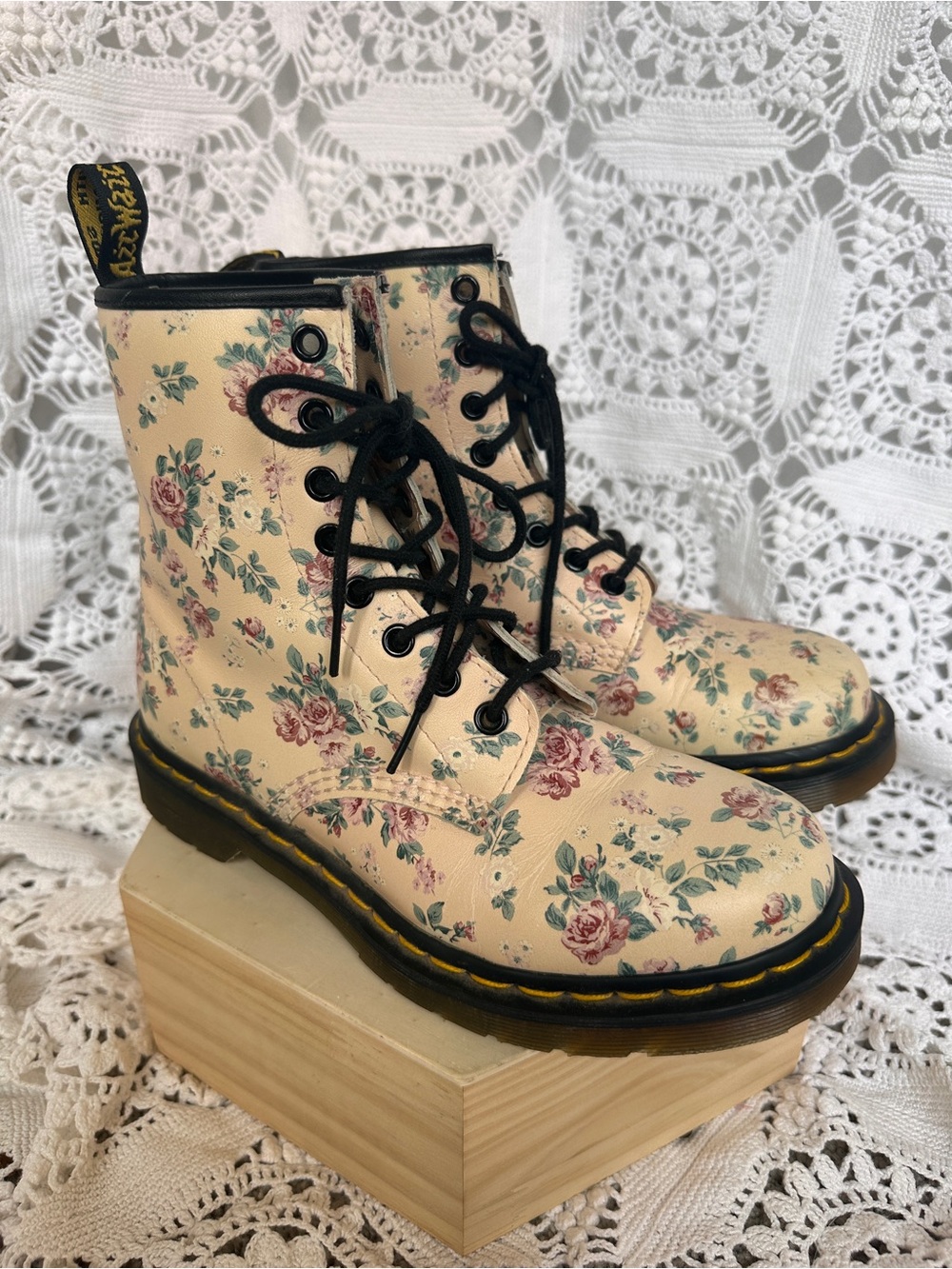 Dr. Martens 1460 Vintage Rose Cream Floral Leather Boots Women’s Size 7 RARE